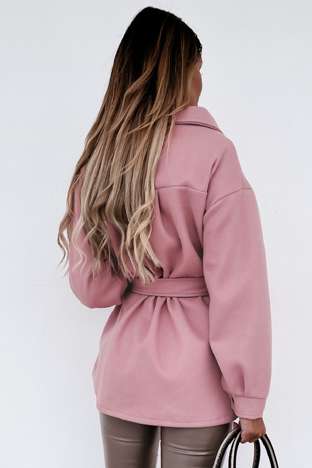 Elegante roze jas met revers, knopen, zakken en riem