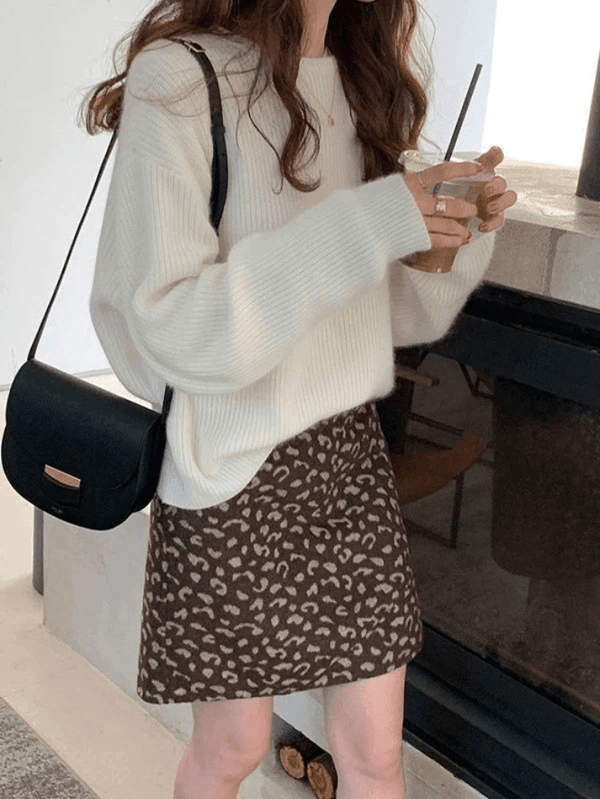 Elegante damestrui in minimalistische stijl met volumineuze kraag