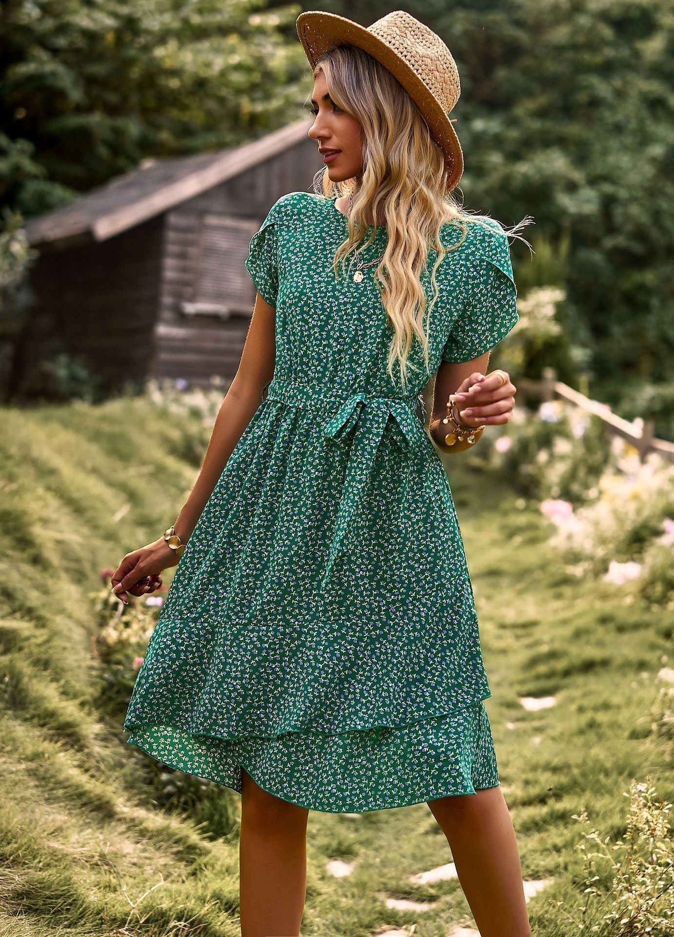 Zomerjurk met bloemenprint en riem voor een luchtige en elegante look