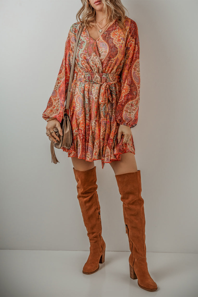 Stijlvolle boho mini-jurk met paisley patroon, lange mouwen en elegante tailleband