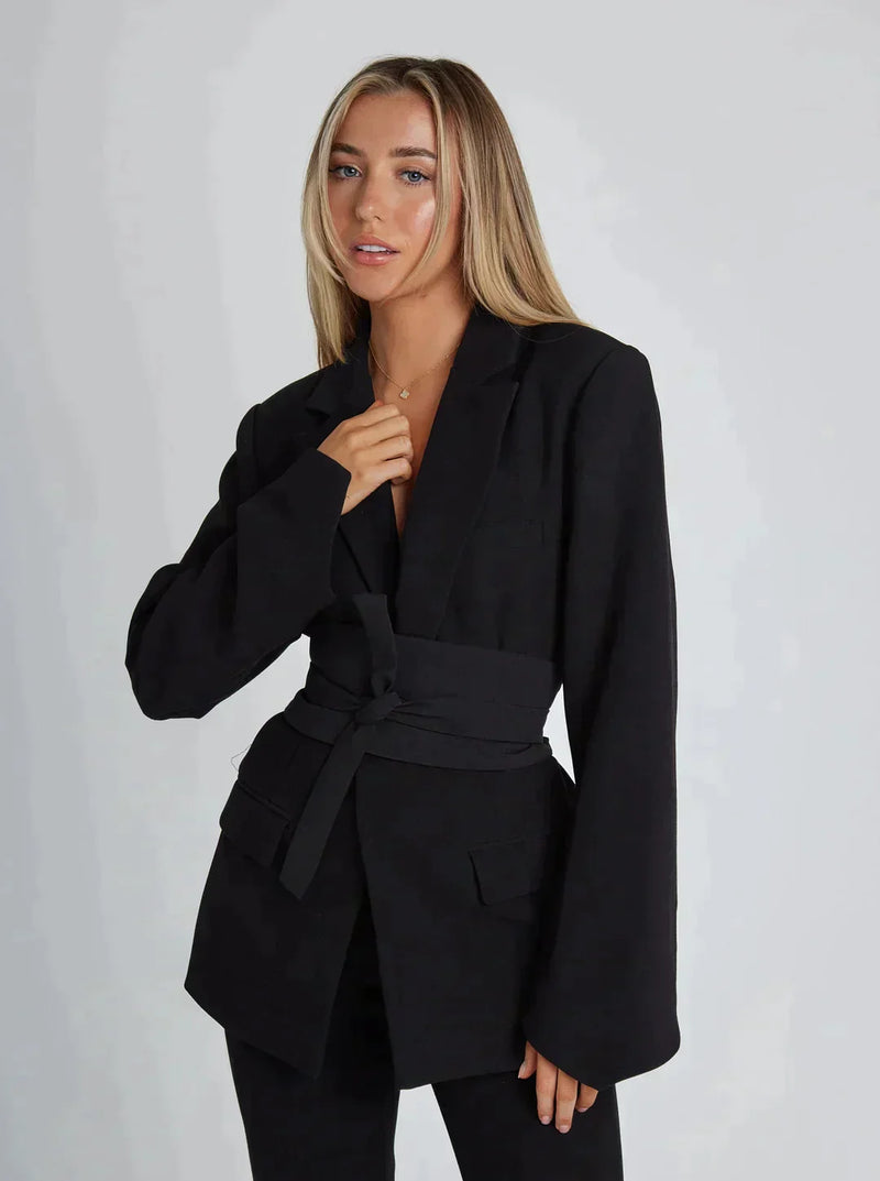 Elegante damesblazer met riem en klassieke revers