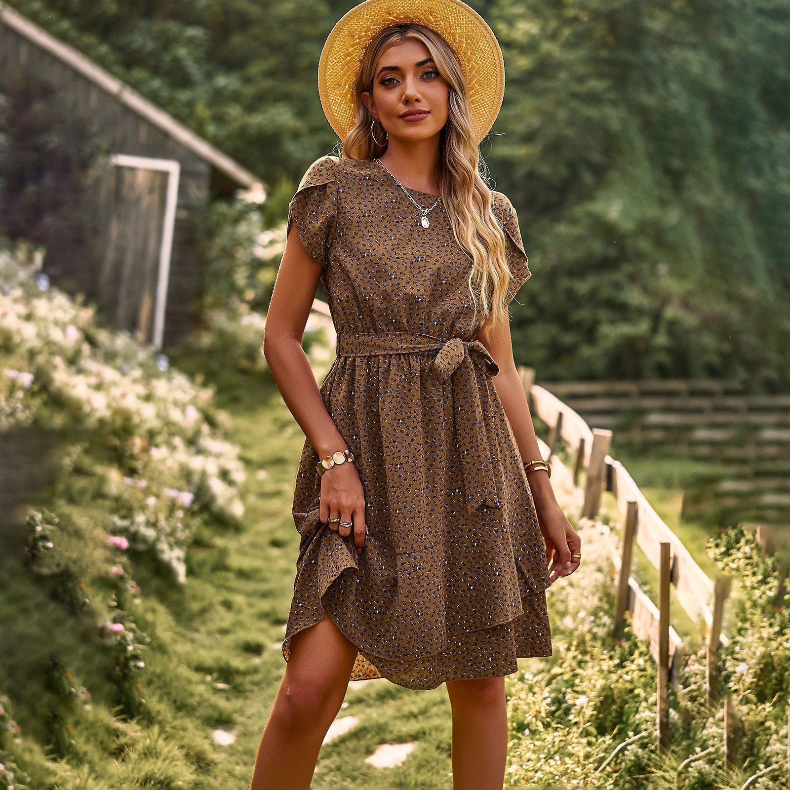 Zomerjurk met bloemenprint en riem voor een luchtige en elegante look
