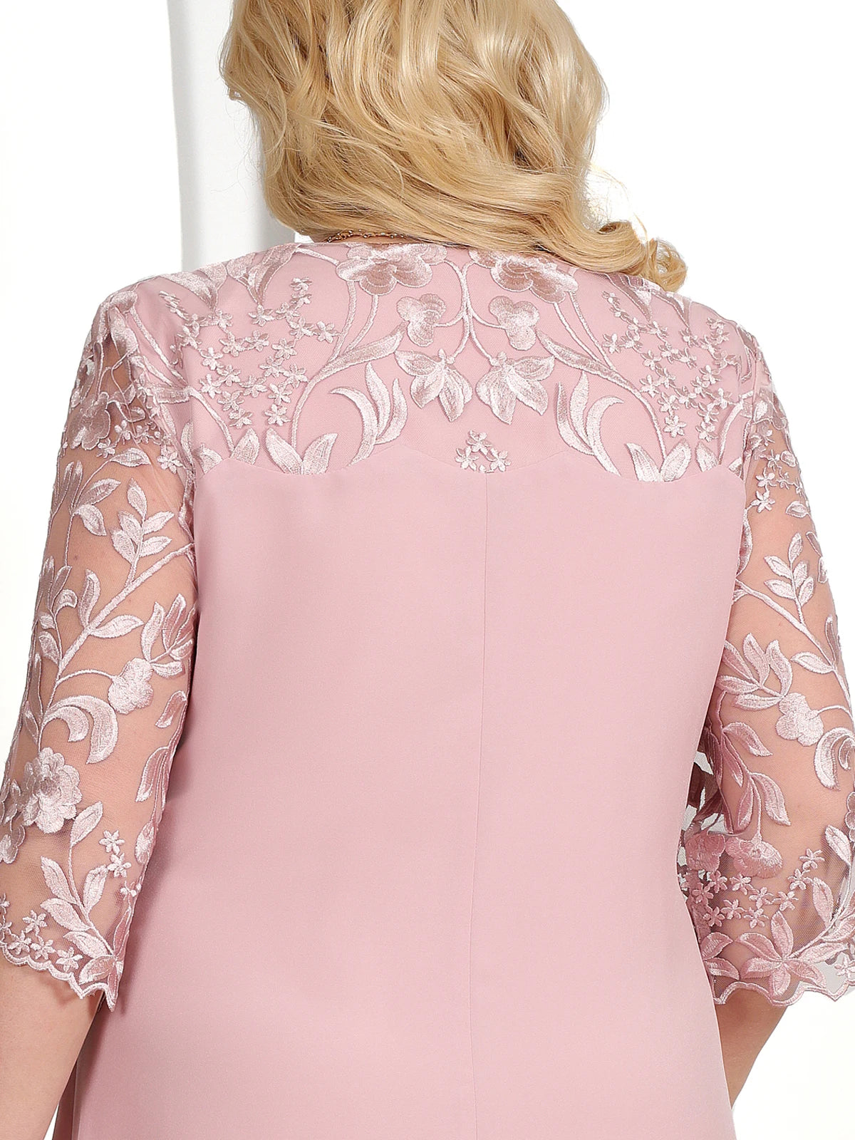 Chique banketjurk met stijlvolle elementen in grote maten voor een elegante look