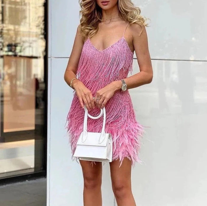 Trendy mini cocktailjurk met elegante bandjes voor een chique look
