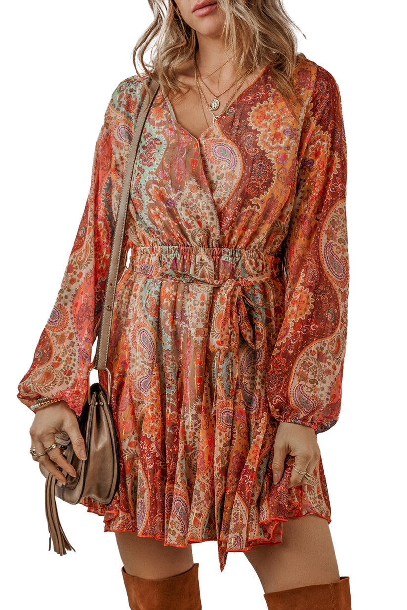 Stijlvolle boho mini-jurk met paisley patroon, lange mouwen en elegante tailleband