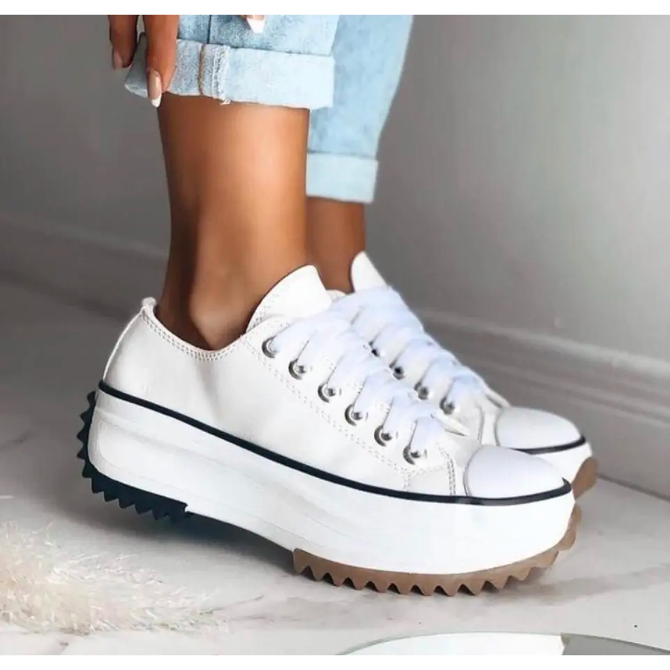 Comfortabele modieuze sneakers met een dikke zool voor actieve tijdverdrijven