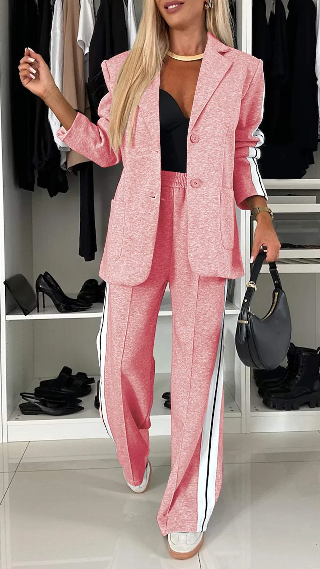 Elegant damespak met lange mouwen en expressieve revers
