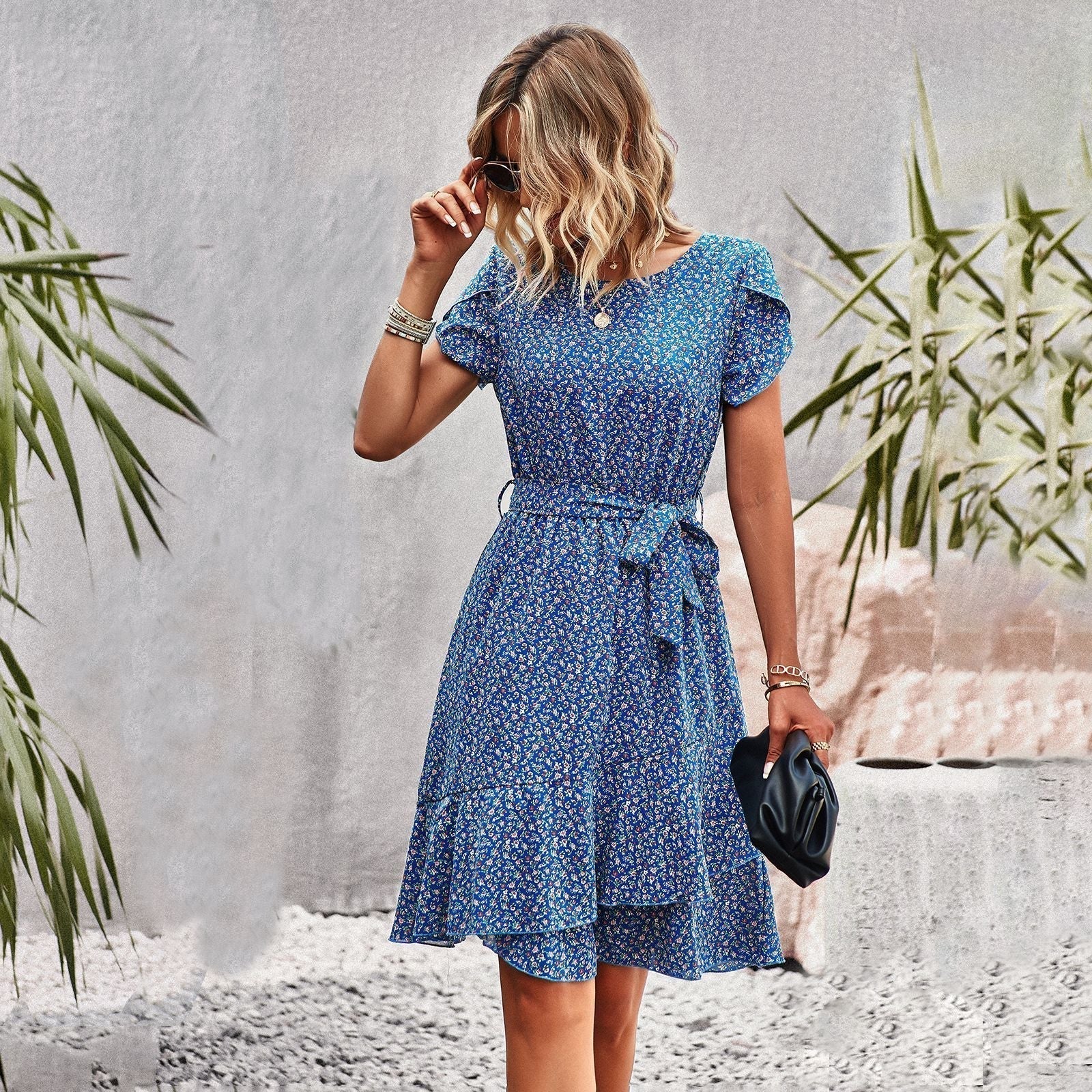 Zomerjurk met bloemenprint en riem voor een luchtige en elegante look