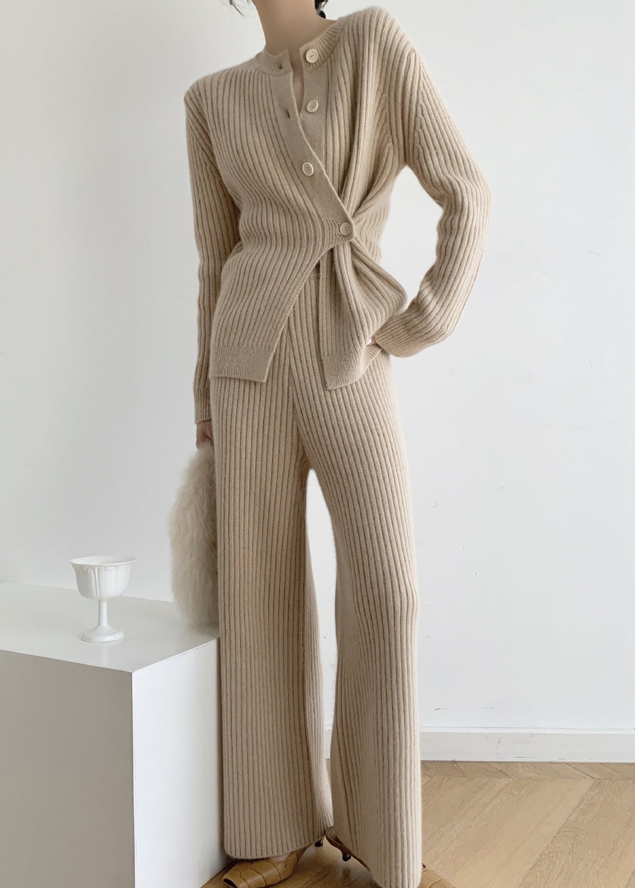 Trendy tweedelige set met asymmetrische knopen en stijlvolle details voor het najaar