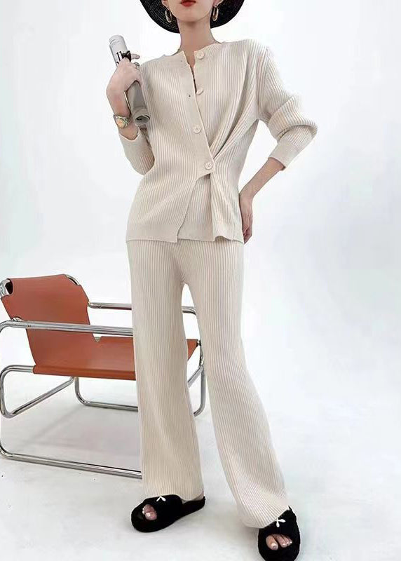 Trendy tweedelige set met asymmetrische knopen en stijlvolle details voor het najaar