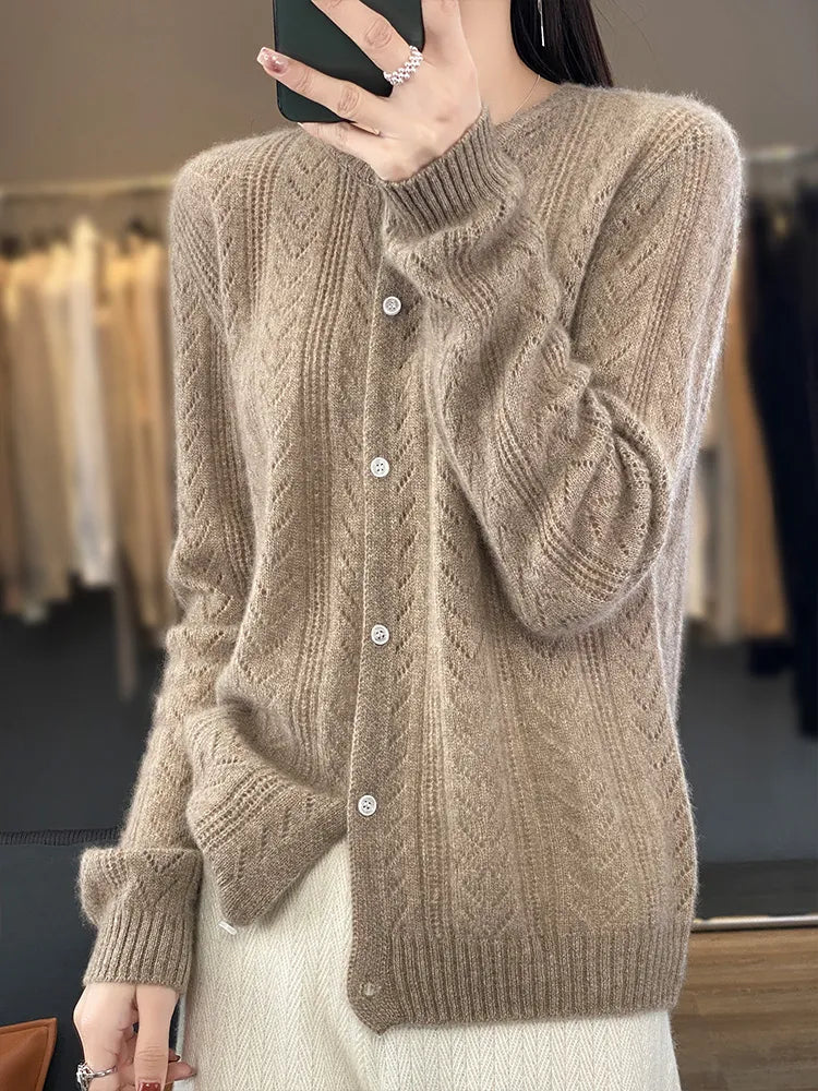 Een elegant vest met een ronde kraag en een drukknoopsluiting.