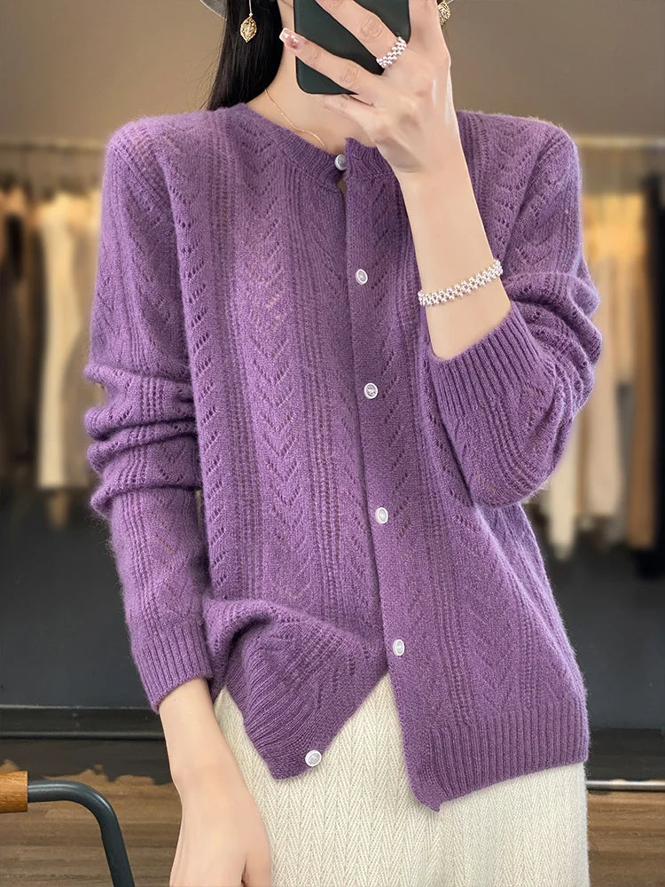 Een elegant vest met een ronde kraag en een drukknoopsluiting.
