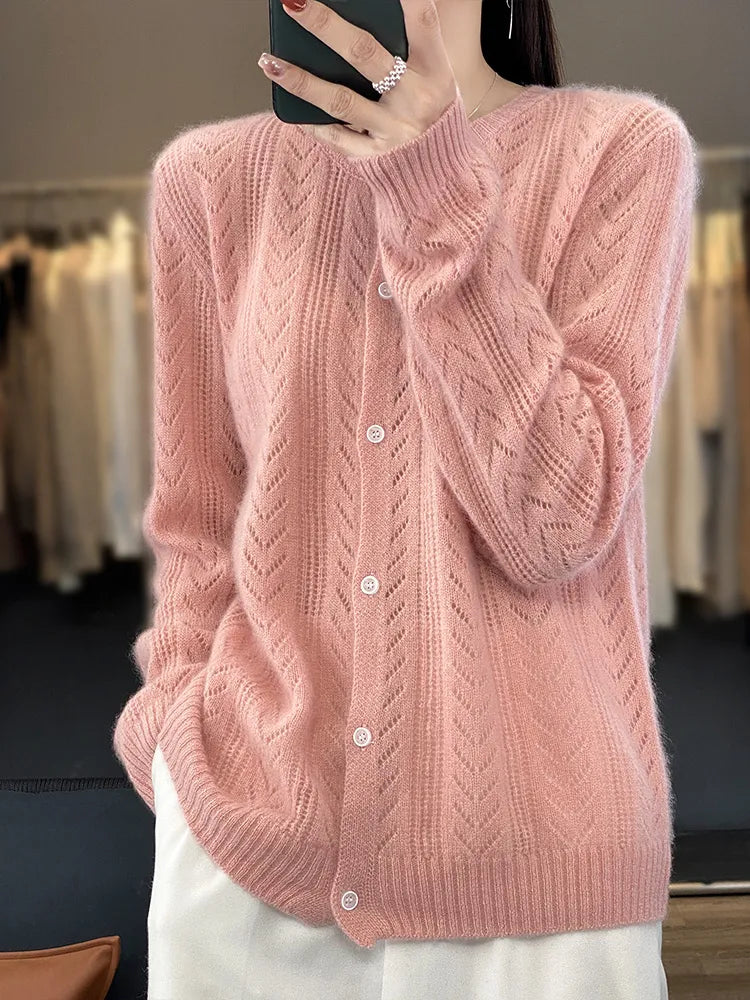 Een elegant vest met een ronde kraag en een drukknoopsluiting.