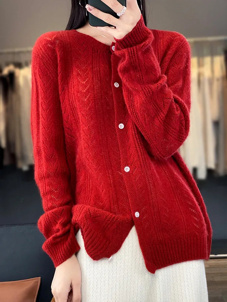 Een elegant vest met een ronde kraag en een drukknoopsluiting.