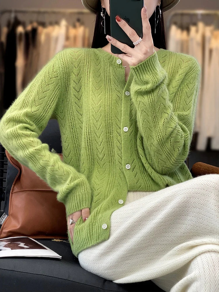 Een elegant vest met een ronde kraag en een drukknoopsluiting.