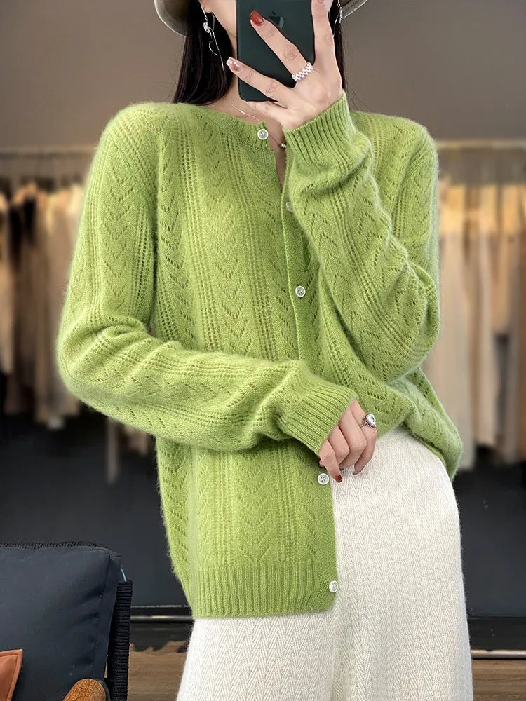 Een elegant vest met een ronde kraag en een drukknoopsluiting.