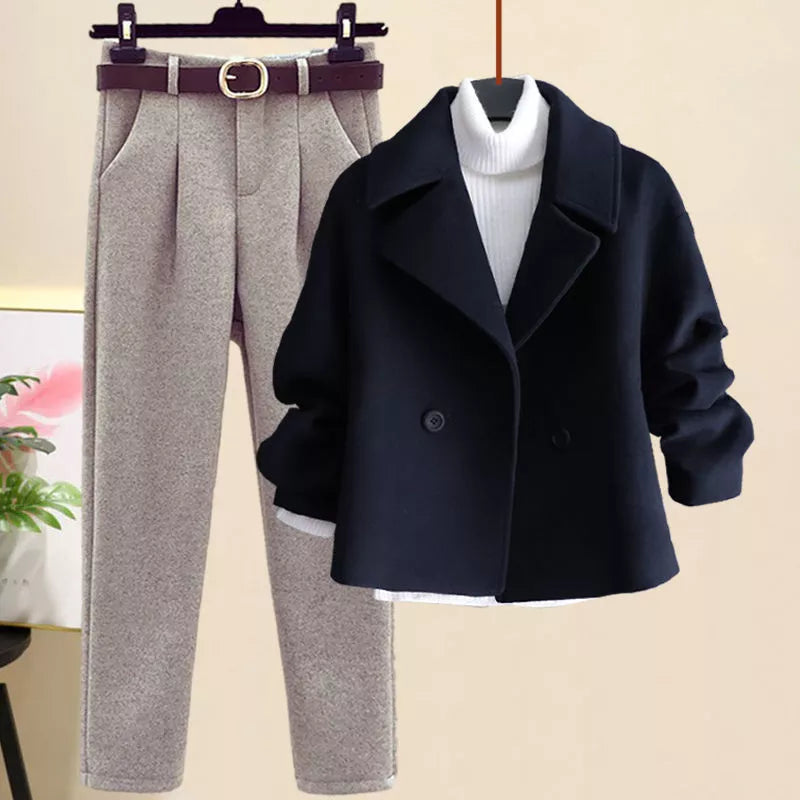 Comfortabele winterset met een stijlvolle jas, klassieke broek en een comfortabele coltrui met open kraag
