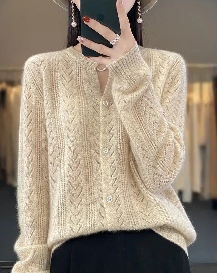 Een elegant vest met een ronde kraag en een drukknoopsluiting.