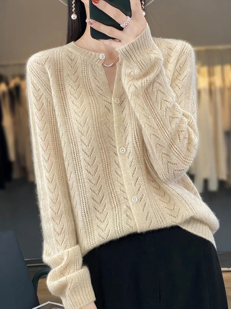 Een elegant vest met een ronde kraag en een drukknoopsluiting.