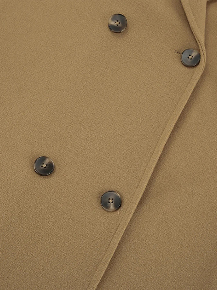 Klassieke korte damesjas met stijlvolle knoopdetails