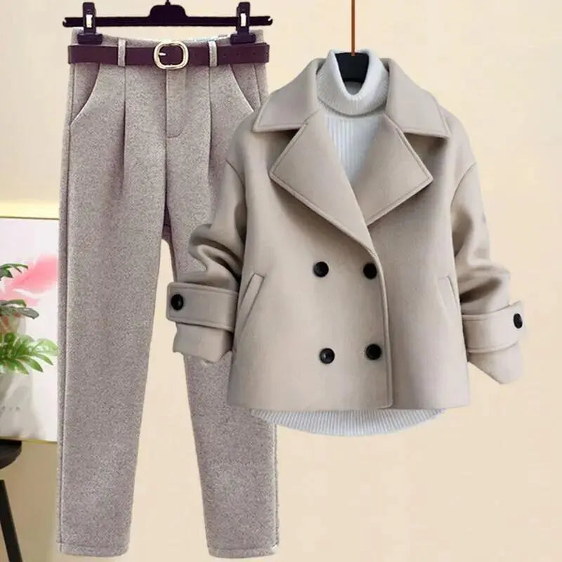 Comfortabele winterset met een stijlvolle jas, klassieke broek en een comfortabele coltrui met open kraag