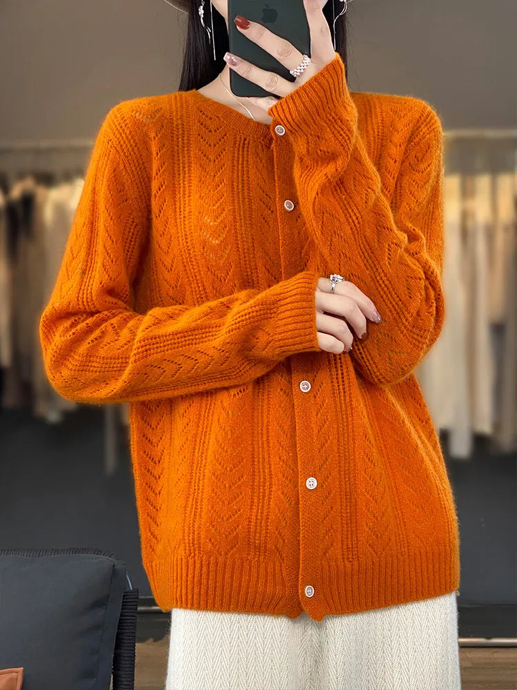 Een elegant vest met een ronde kraag en een drukknoopsluiting.