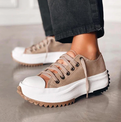 Comfortabele modieuze sneakers met een dikke zool voor actieve tijdverdrijven