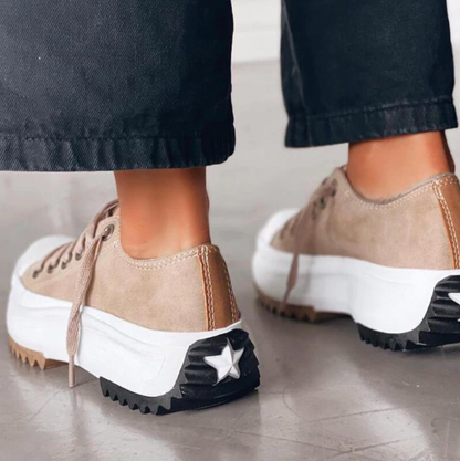 Comfortabele modieuze sneakers met een dikke zool voor actieve tijdverdrijven