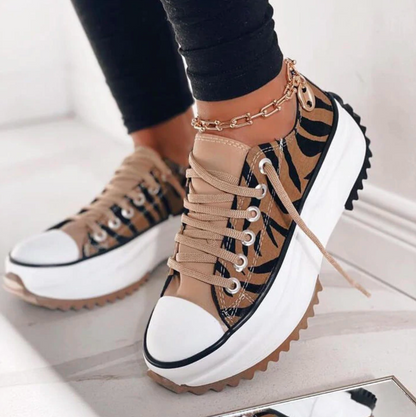 Comfortabele modieuze sneakers met een dikke zool voor actieve tijdverdrijven