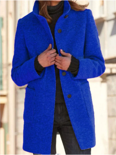 Elegante minimalistische jas met hoge kraag en originele knopen