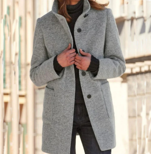 Elegante minimalistische jas met hoge kraag en originele knopen
