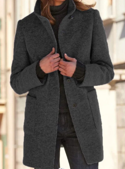Elegante minimalistische jas met hoge kraag en originele knopen