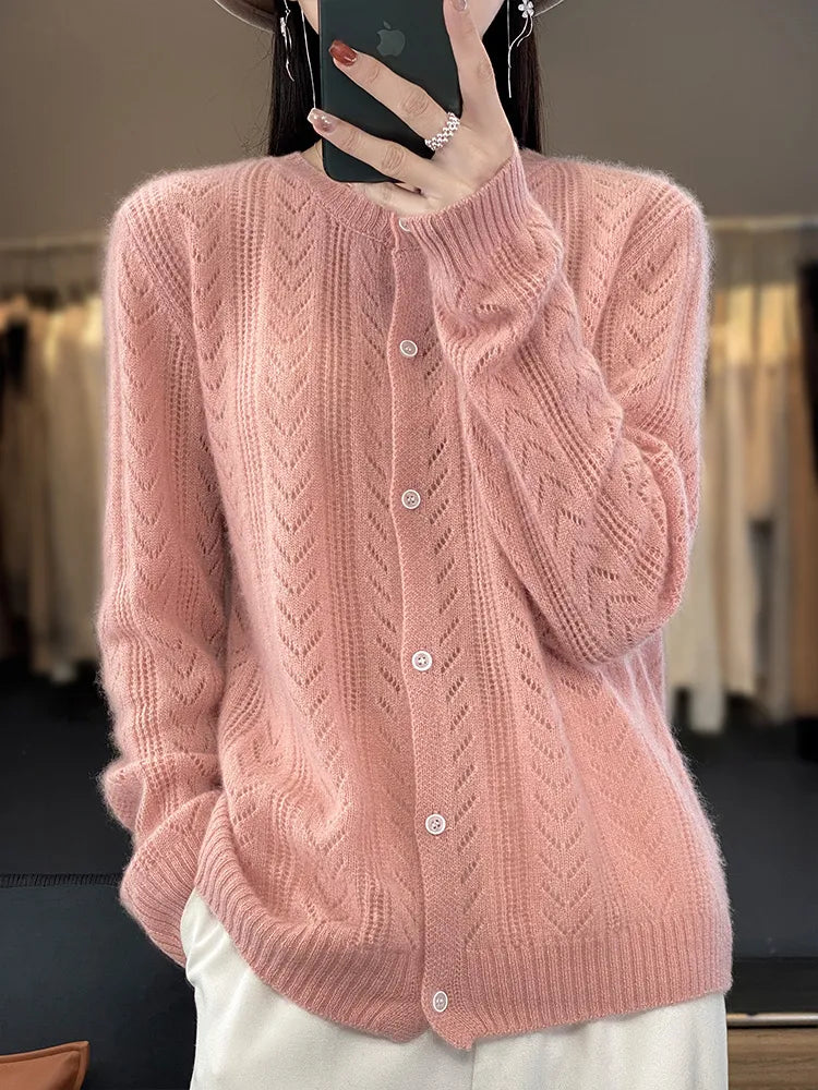 Een elegant vest met een ronde kraag en een drukknoopsluiting.