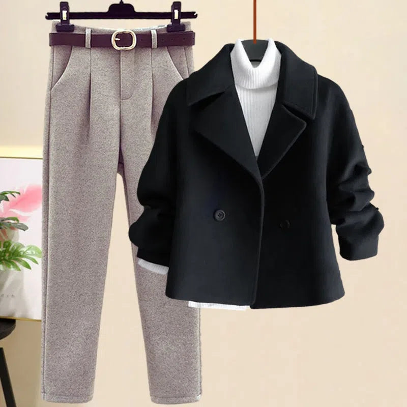 Comfortabele winterset met een stijlvolle jas, klassieke broek en een comfortabele coltrui met open kraag