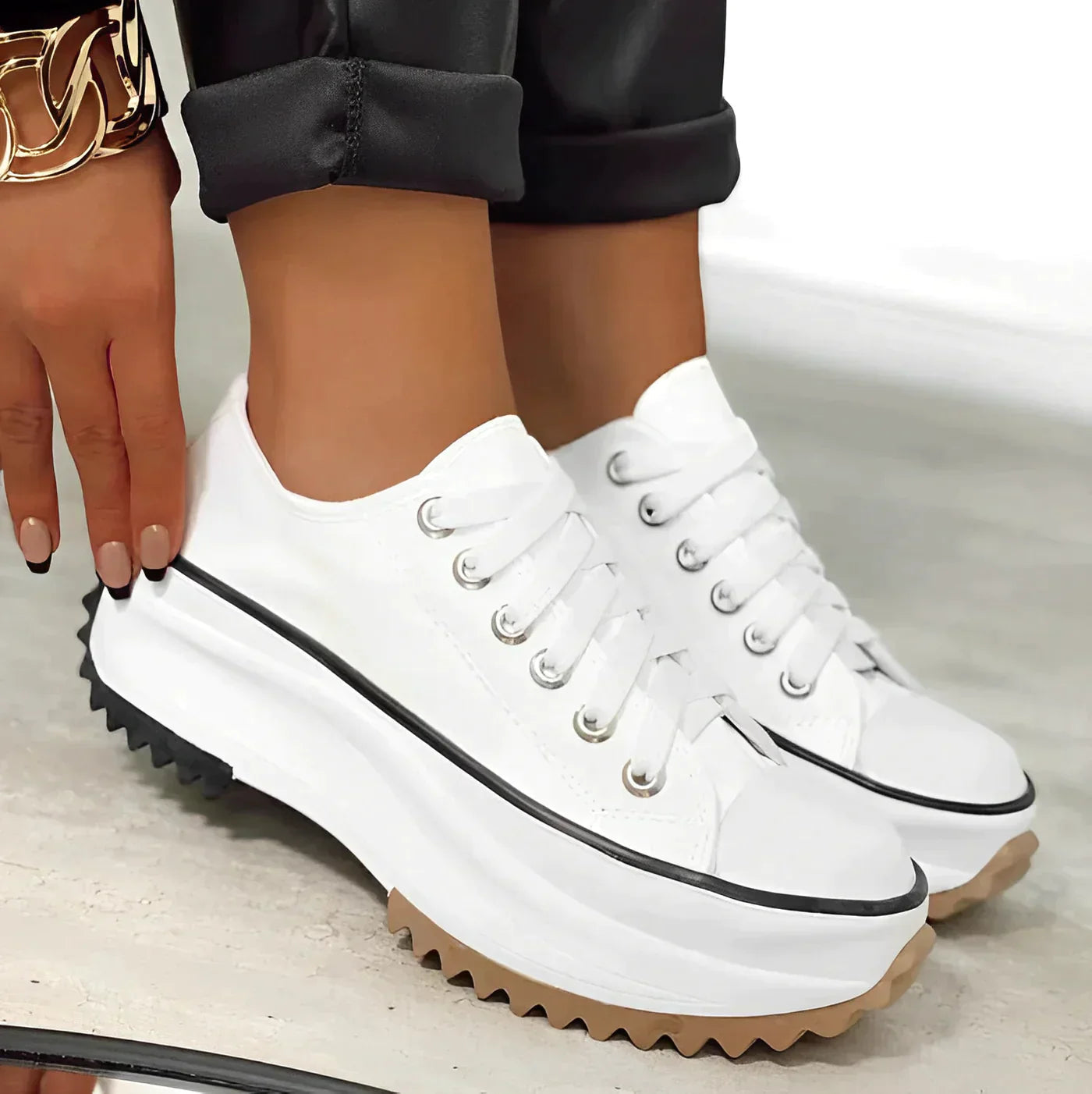 Comfortabele modieuze sneakers met een dikke zool voor actieve tijdverdrijven