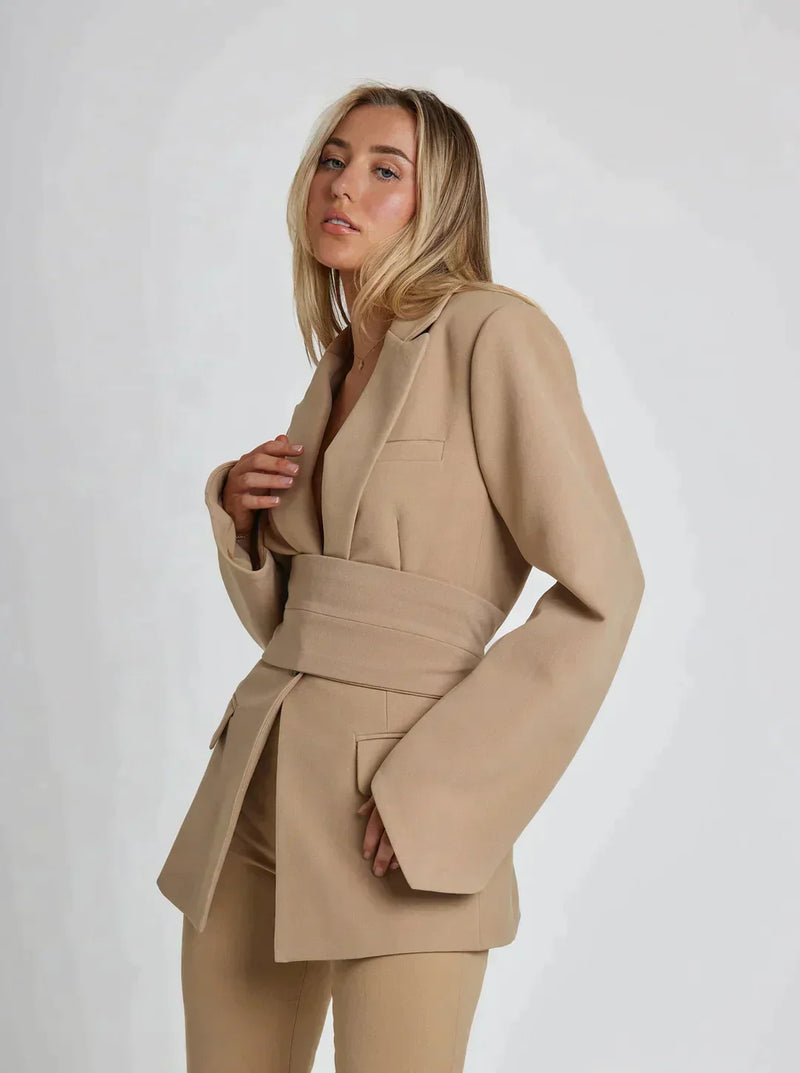 Elegante damesblazer met riem en klassieke revers