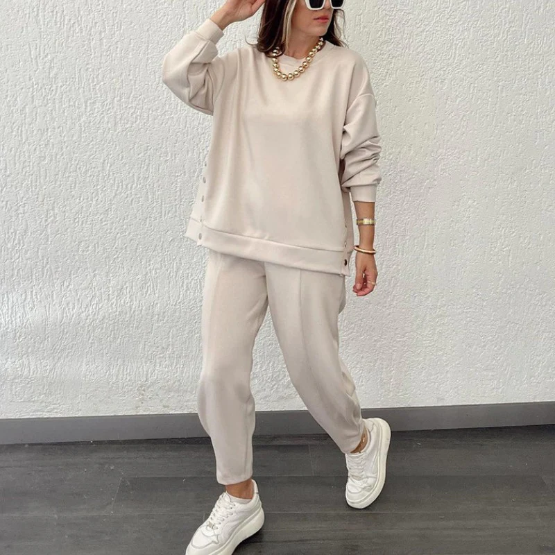 Trendy Tweedelig Damespak – Jas met Knopen en Splitdesign & Elegante Broek