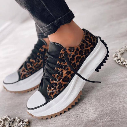 Comfortabele modieuze sneakers met een dikke zool voor actieve tijdverdrijven