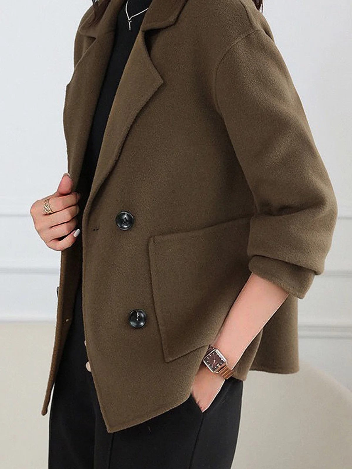 hippe blazer met minimalistische kraag, knopen en zakken