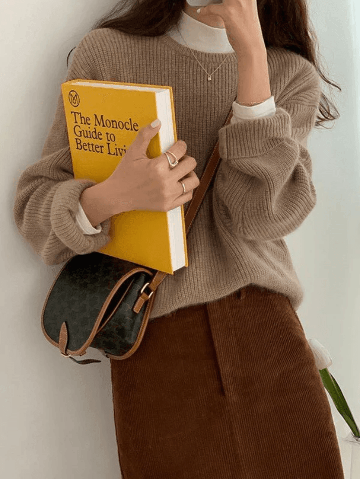 Elegante damestrui in minimalistische stijl met volumineuze kraag