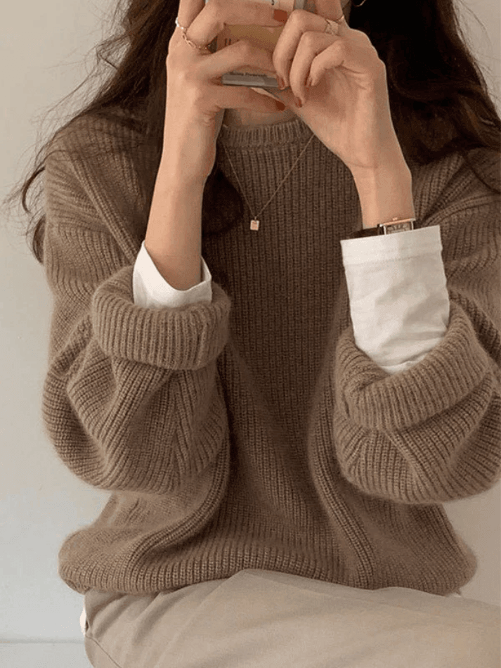Elegante damestrui in minimalistische stijl met volumineuze kraag