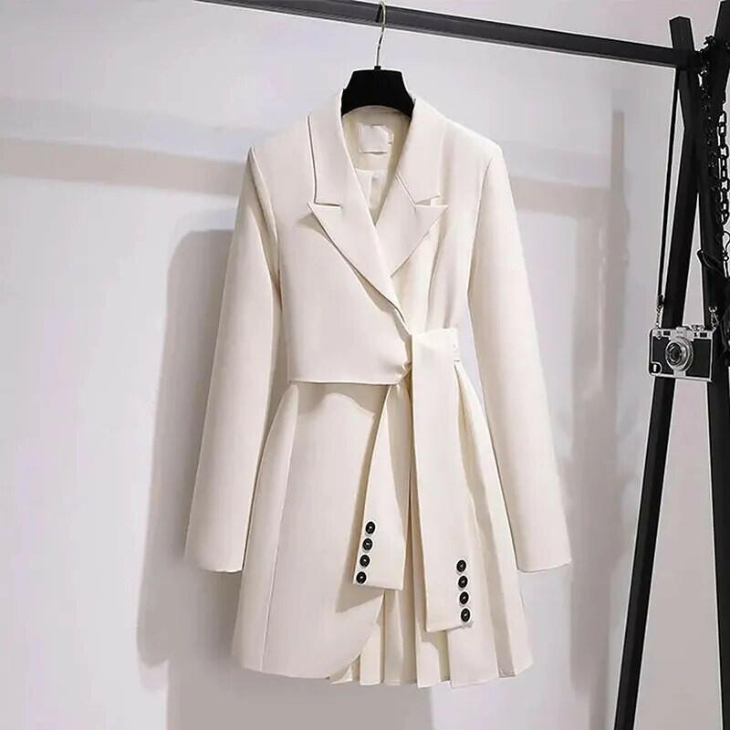 Stijlvolle trenchcoat met ongewone details voor zelfverzekerde dames