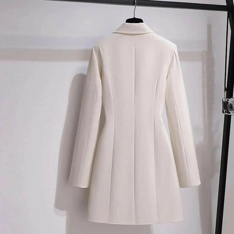 Stijlvolle trenchcoat met ongewone details voor zelfverzekerde dames