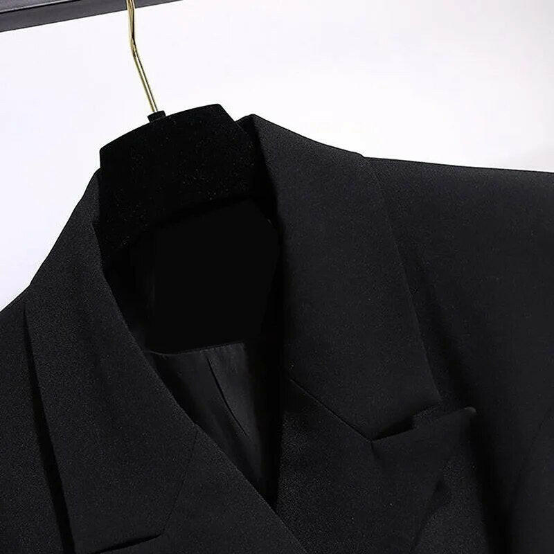 Stijlvolle trenchcoat met ongewone details voor zelfverzekerde dames