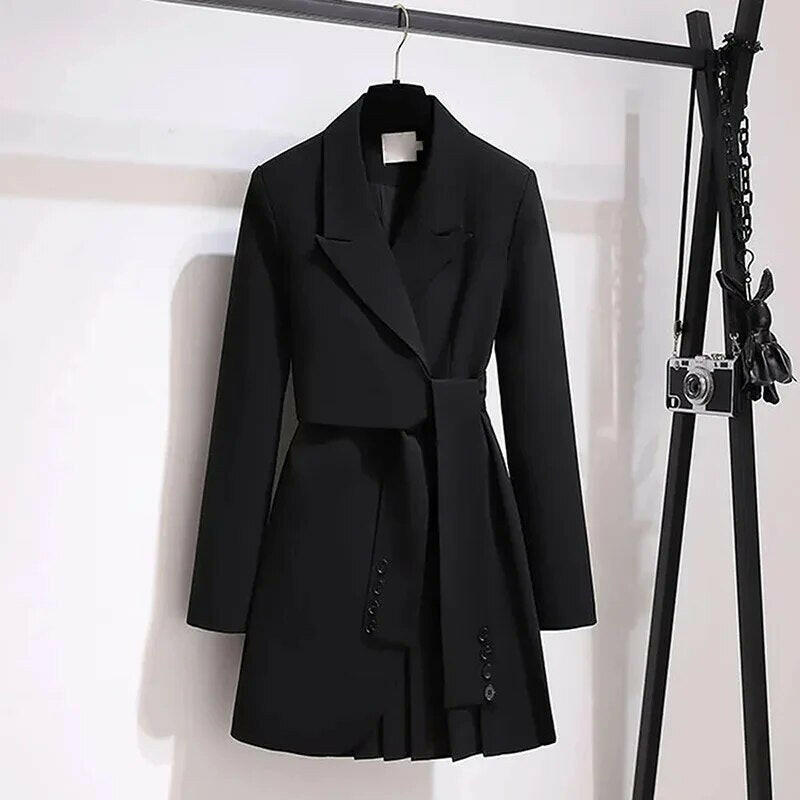 Stijlvolle trenchcoat met ongewone details voor zelfverzekerde dames