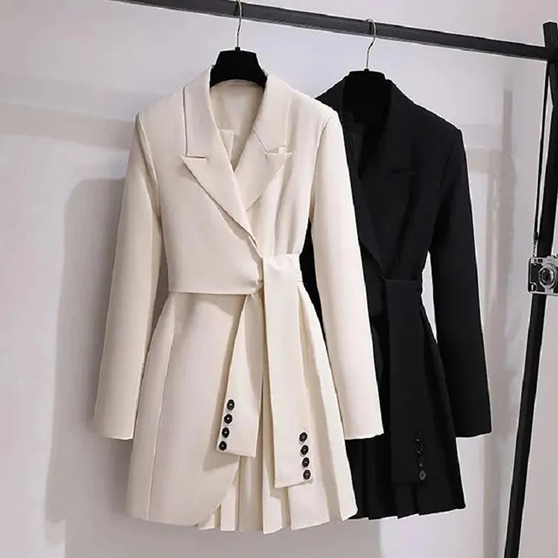 Stijlvolle trenchcoat met ongewone details voor zelfverzekerde dames