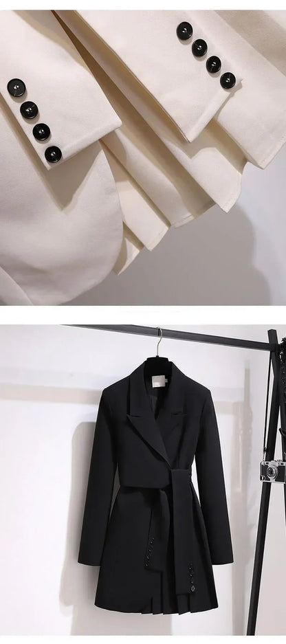 Stijlvolle trenchcoat met ongewone details voor zelfverzekerde dames