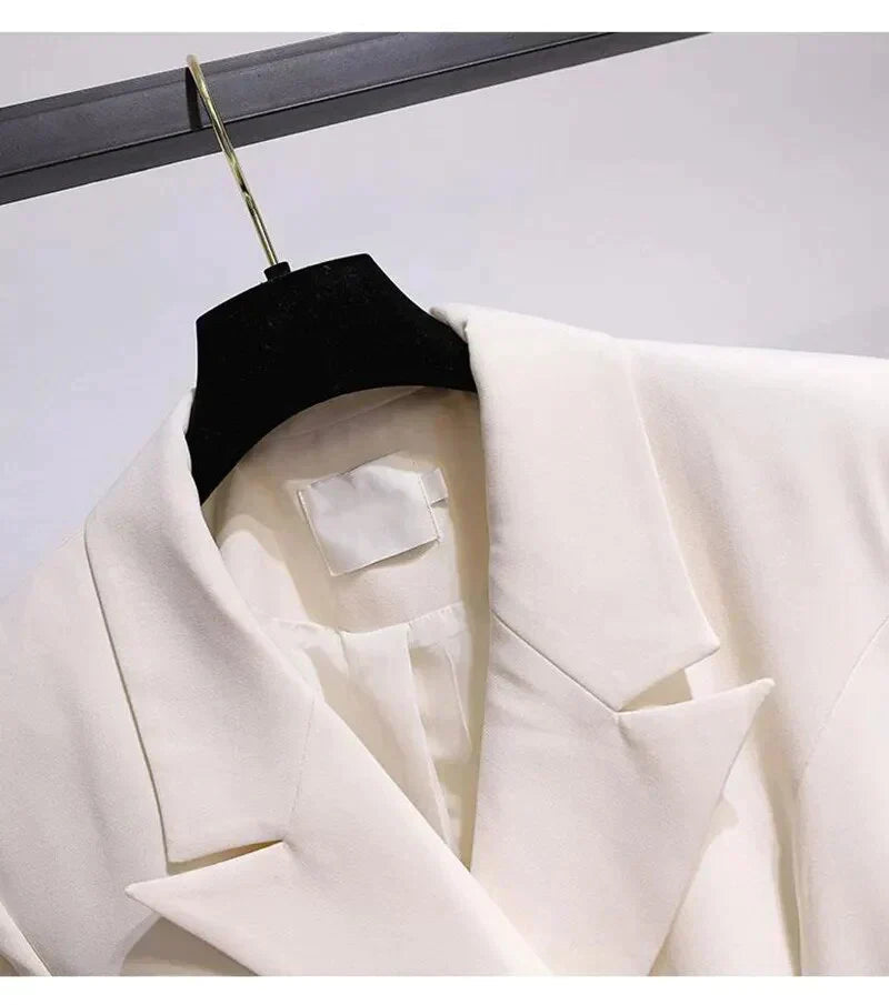 Stijlvolle trenchcoat met ongewone details voor zelfverzekerde dames
